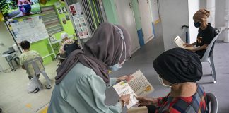 Delivering Handwritten Happiness to Seniors Seniors from Lions Befrienders Senior Activity Centre receive cards from Hey, You Got Mail!