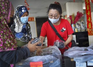 Sandy Goh: Champion of the Kampung Spirit Madam Sandy Goh believes in getting residents involved in activities to foster closer ties within the community. With the elderly, getting them involved in food distributions or decorating the Senior Residents’ Corner gives them a sense of purpose. It keeps them active and encourages them to interact with others so that they do not feel alone.